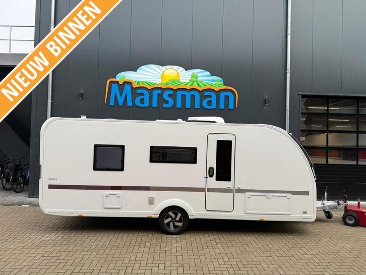 Adria Adora 573 PT Model 2026 | Airco actie, Caravans en Kamperen, Caravans, tot en met 6, 1250 - 1500 kg, Rondzit, Adria, Vast bed