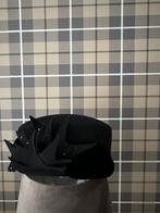 Dames hoed - Zwart - Vilt met accessoires - 59 cm, Ophalen of Verzenden, Gedragen, 58 of 59 cm (L, 7¼ of ⅜ inch), Hoed