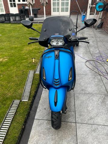 Vespa scooter met vele extras  beschikbaar voor biedingen