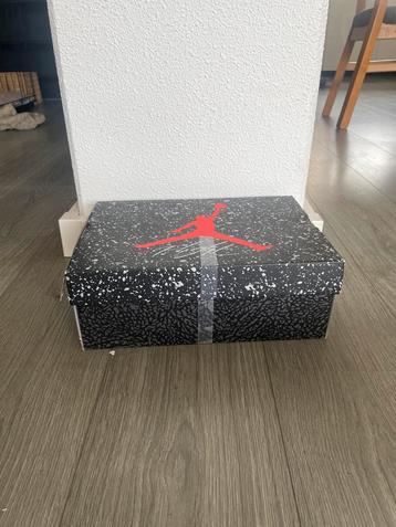 Jordan Spizike Low, University Blue and White beschikbaar voor biedingen