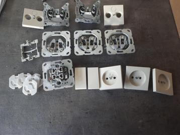 Diverse elektra, RJ45 connectoren etc. beschikbaar voor biedingen
