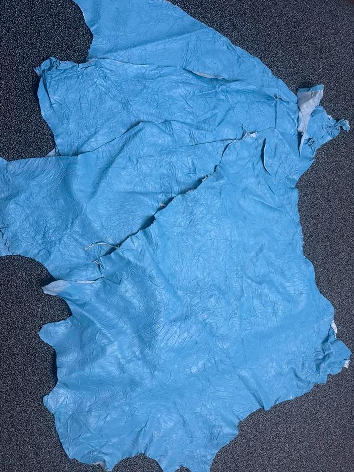 4 lappen kreuk leer jeans blauwe kleur + 3 lappen suede rood, Hobby en Vrije tijd, Stoffen en Lappen, Nieuw, Leer of Kunstleer