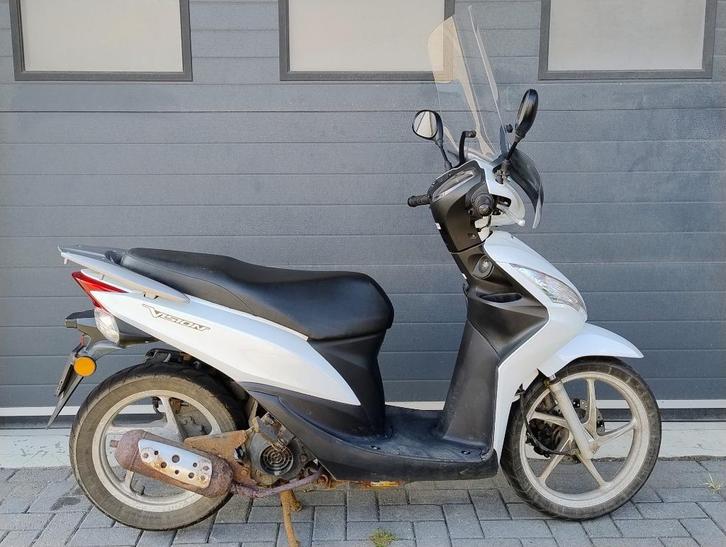 Honda Vision – Witte scooter met geel kenteken, Fietsen en Brommers, Brommeronderdelen | Scooters, Gebruikt, Honda, Overige typen
