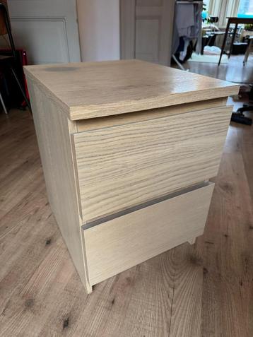 Houten nachtkastje met 2 lades (Ikea MALM) beschikbaar voor biedingen