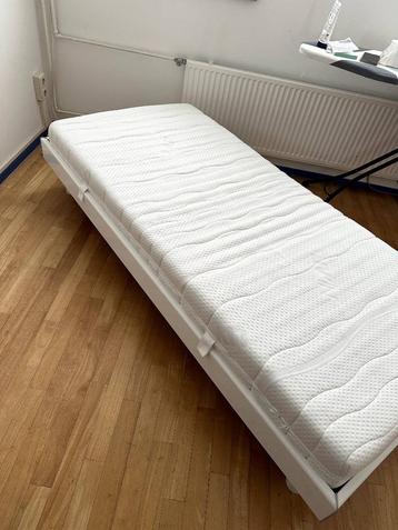 Bed + Mattress beschikbaar voor biedingen