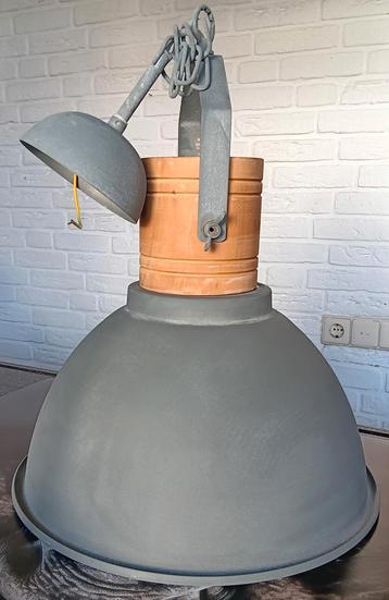 Industriële hanglamp  beschikbaar voor biedingen