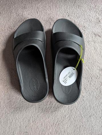 Oofos slippers maat 44. Nieuw. beschikbaar voor biedingen