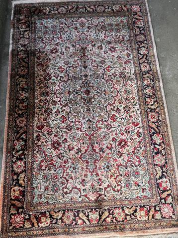 Mooie handgeknoopte zijde tapijt uit iran 