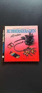 Boekje om rubberen sieraden zelf te maken., Hobby en Vrije tijd, Knutselen, Ophalen of Verzenden, Zo goed als nieuw