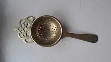 Antieke messing theezeef beschikbaar voor biedingen