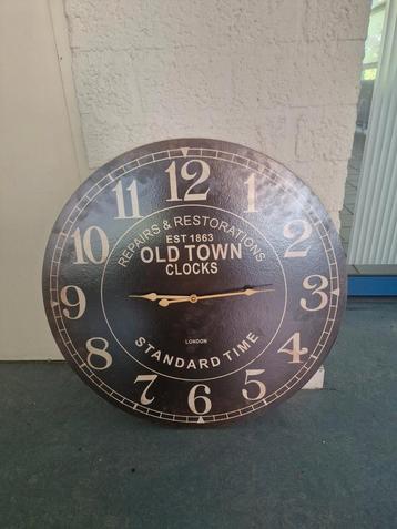 Vintage stijl grote klok op batterijen beschikbaar voor biedingen