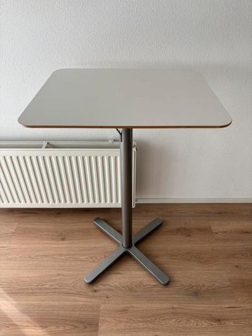Statafel beschikbaar voor biedingen