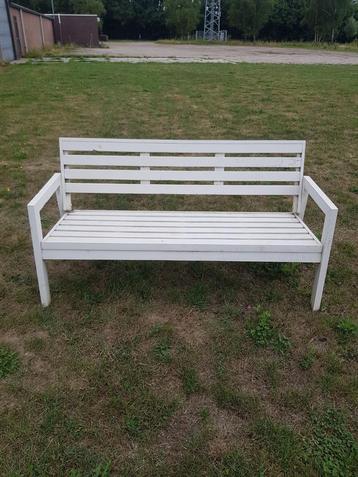 Wit kunststof tuinbankje beschikbaar voor biedingen