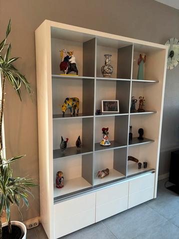 Moderne witte Boekenkast/vakkenkast beschikbaar voor biedingen