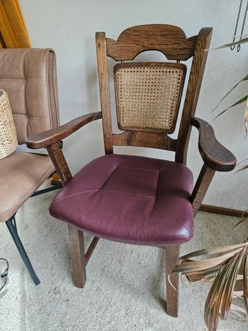 Vintage houten stoel met armleuningen beschikbaar voor biedingen