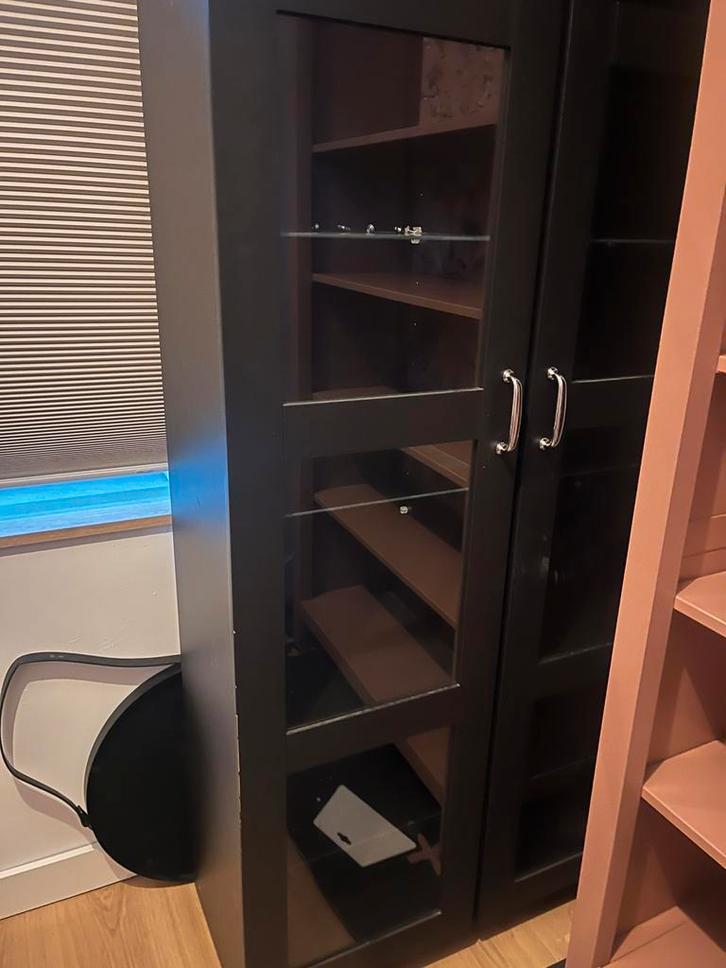 Ikea zwarte kast met glazen deuren, Huis en Inrichting, Kasten | Vitrinekasten, Gebruikt, 150 tot 200 cm, 50 tot 100 cm, 25 tot 50 cm