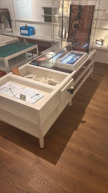 Grote museale vitrinekast beschikbaar voor biedingen