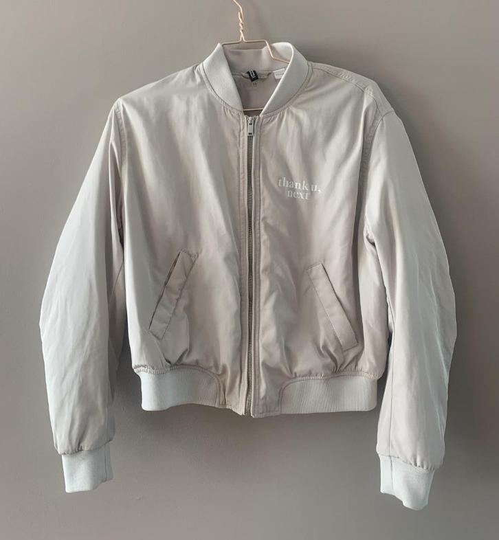 Mooi beige bomberjack van Ariana Grande (H&M) in maat M, Kleding | Dames, Jasjes, Kostuums en Pakken, Gedragen, Jasje, Maat 38/40 (M)