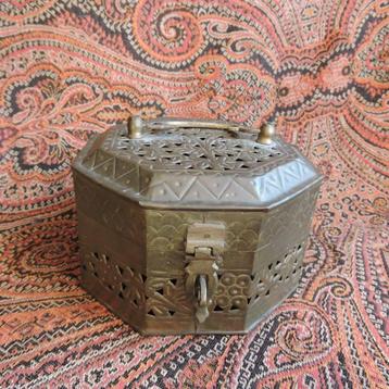 Vintage messing opengewerkt achthoekig doosje India 15 cm beschikbaar voor biedingen