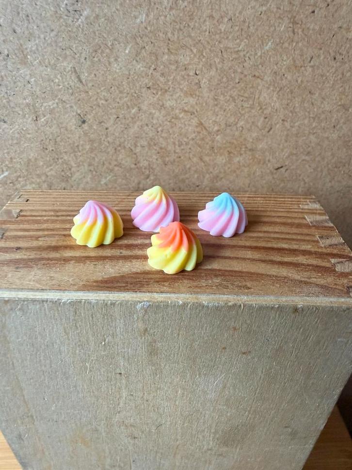 4 taartjes snoep - hxb 1x1.5cm - kunststof, Verzamelen, Poppenhuizen en Toebehoren, Zo goed als nieuw, Poppenhuis, Ophalen of Verzenden