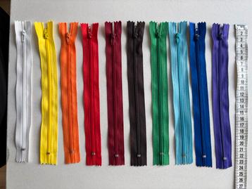 12 gekleurde ritsen van 20cm nieuw en ongebruikt beschikbaar voor biedingen