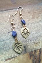 Nieuwe zelfgemaakte oorbellen goudkleurig met lapis lazuli, Overige materialen, Hangers, Nieuw, Ophalen of Verzenden