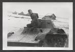 WOII foto: Duitse soldaat zit op vernietigde Russische tank., Verzamelen, Verzenden, Landmacht, Duitsland, Foto of Poster