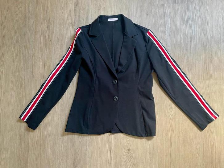 Jasje maat 42 zwart met rood/witte biezen, Kleding | Dames, Jasjes, Kostuums en Pakken, Zo goed als nieuw, Jasje, Maat 42/44 (L)