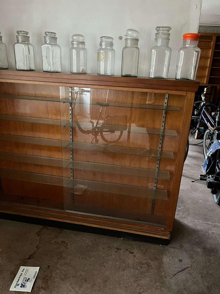 Vintage houten vitrinekast met glazen schuifdeuren, Ophalen, Minder dan 25 cm, 200 cm of meer, 100 tot 150 cm