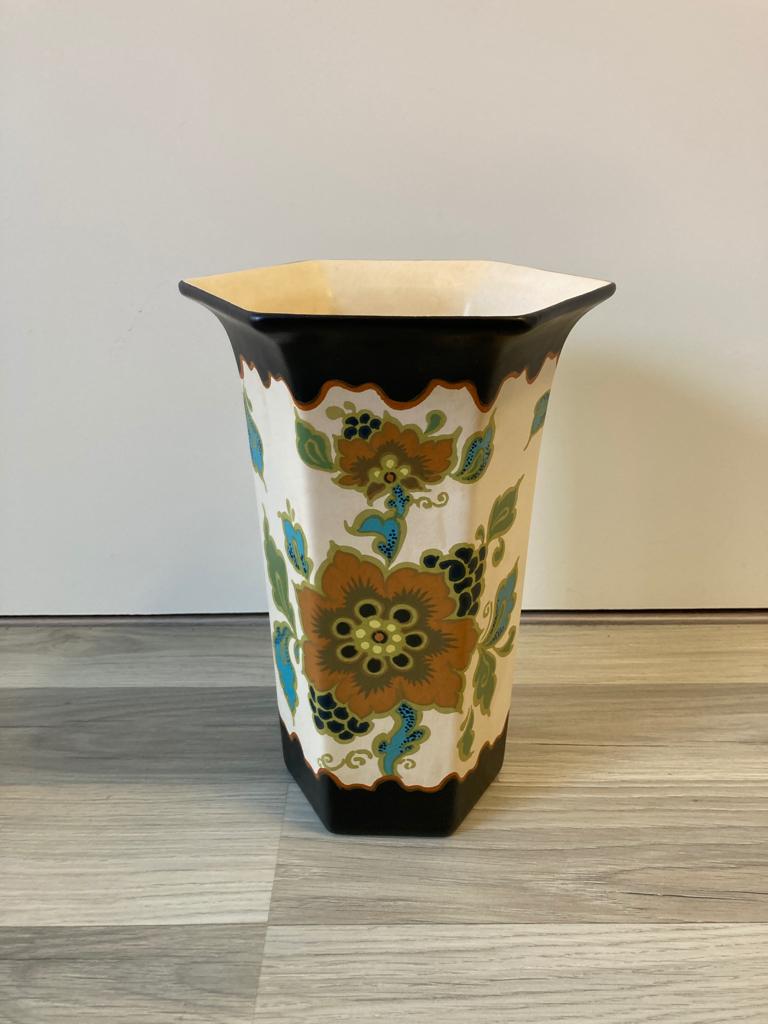 Vaas-6-hoeks – Decor Modica – model 106 Zuid-Holland Gouda, Antiek en Kunst, Antiek | Keramiek en Aardewerk, Ophalen of Verzenden