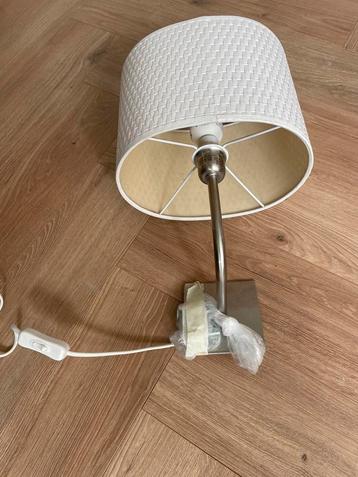 Witte Muurlamp / Nachtlampje beschikbaar voor biedingen