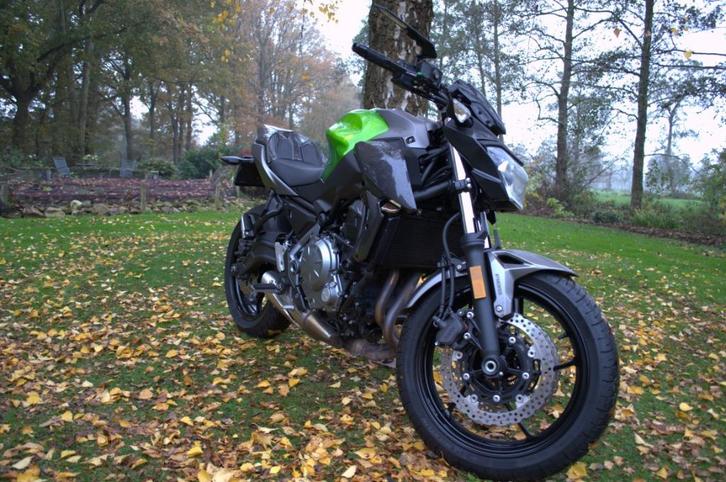 Nette Kawasaki Z650 (A2 - 35 kW) | Carbon | Michelin Road 4, Motoren, Motoren | Kawasaki, Particulier, Naked bike, 12 t/m 35 kW
