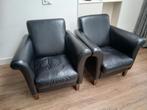 2 Zwarte Lederlook Fauteuils met Houten Poten, Gebruikt, 75 tot 100 cm, Tijdloos, 75 tot 100 cm