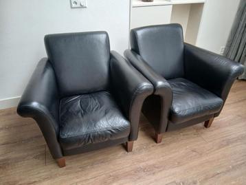 2 Zwarte Lederlook Fauteuils met Houten Poten beschikbaar voor biedingen