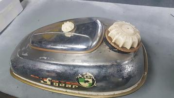 Tank met deksel en witte dop en bout  beschikbaar voor biedingen