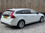 Volvo V60 2.0 D4 R-Design 181pk | Navigatie | Cruise control, Voorwielaandrijving, Lichtsensor, Euro 6, 4 cilinders
