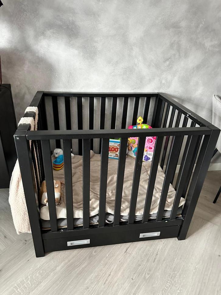 Zwarte box (MOET WEG!), Kinderen en Baby's, Boxen, Gebruikt, Rechthoekig, In hoogte verstelbaar, Lade, Ophalen