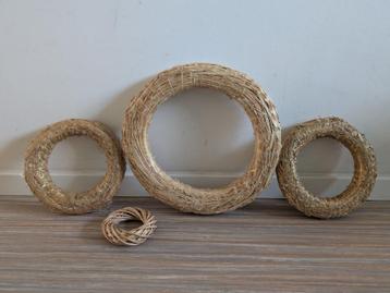 4 Basis stro kransen beschikbaar voor biedingen