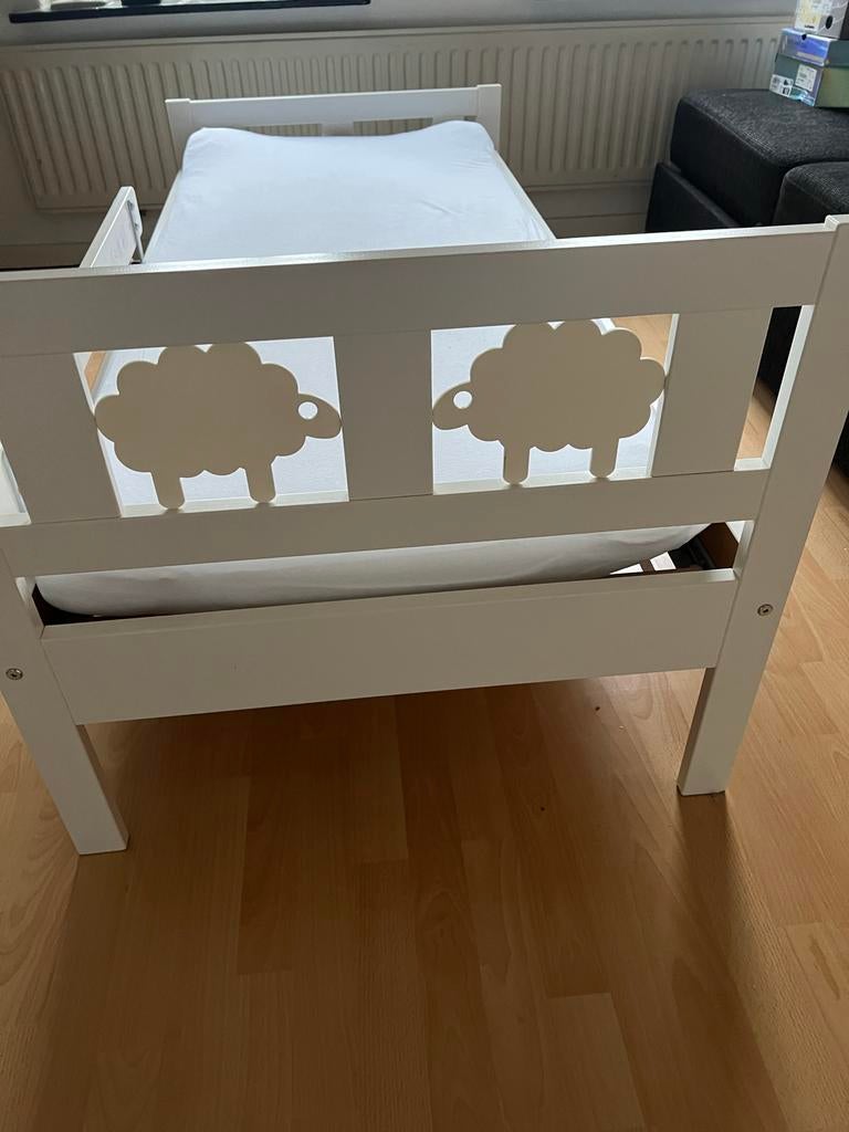 Leuk kinderledikant met schapen motief eventueel met deken, Ophalen, Zo goed als nieuw, Ledikant