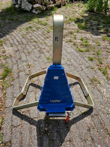Wielklem voor caravan, aanhangwagen, e.d. beschikbaar voor biedingen