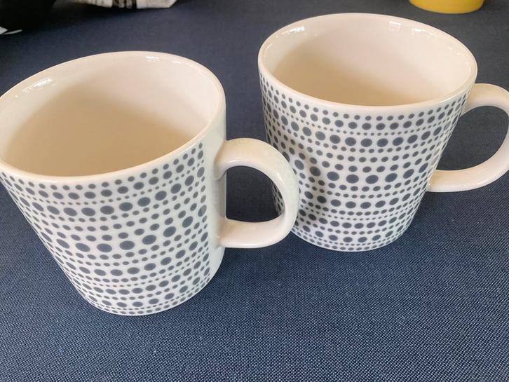 Iittala mokken 2 stuks (met grijze bolletjes ), Huis en Inrichting, Keuken | Servies, Zo goed als nieuw, Kop(pen) en/of Schotel(s)