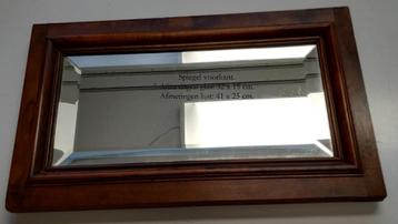 Te Koop: Een vintage spiegel in een houten lijst.   beschikbaar voor biedingen