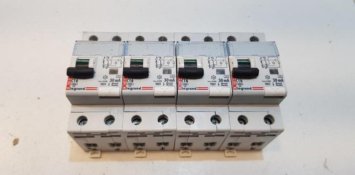 Legrand Groepenkast 08587 Aardlekautomaat C16 30mA (4x), Hobby en Vrije tijd, Elektronica-componenten, Gebruikt, Ophalen of Verzenden