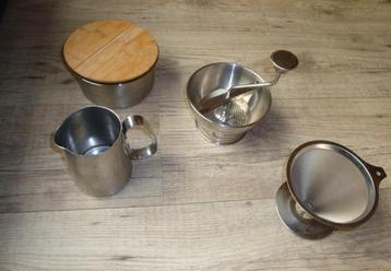 4 x RVS: kannetje, bewaarbakje, koffiefilter, passeerzeef  beschikbaar voor biedingen