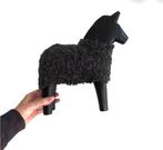 ~ IKEA Dala groot paard horse zwart met schapenvacht Zweeds, Huis en Inrichting, Overige Huis en Inrichting, Ophalen of Verzenden