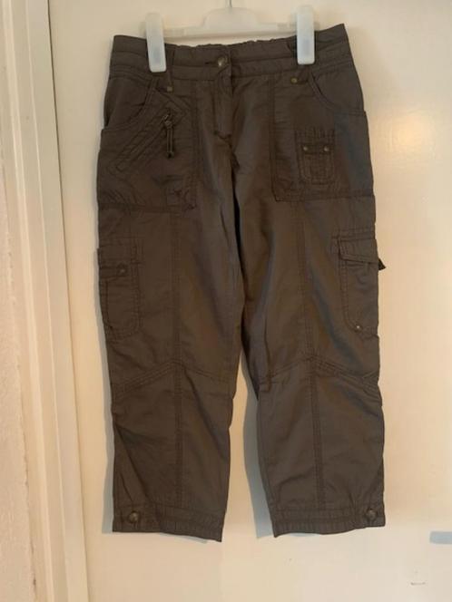Khaki broek van de C&A. Maat M, Kleding | Dames, Broeken en Pantalons, Zo goed als nieuw, Maat 38/40 (M), Groen, Driekwart, Ophalen of Verzenden