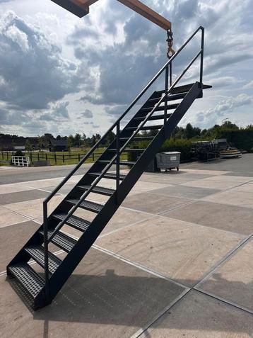 Stalen bordestrap steektrap wenteltrap trap trappen beschikbaar voor biedingen