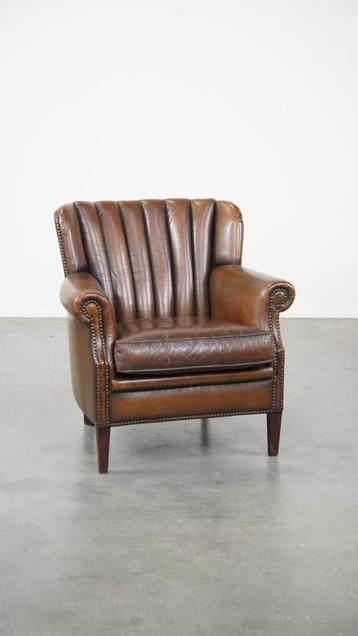 Subtiele, prachtig gekleurde schapenleren fauteuil beschikbaar voor biedingen