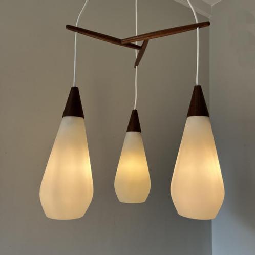 Midcentury design hanglamp – teak, 3x opaline glas, Huis en Inrichting, Lampen | Hanglampen, Ophalen