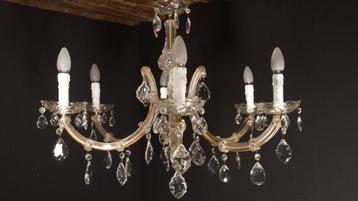Twee klassieke kroonluchters beschikbaar voor biedingen